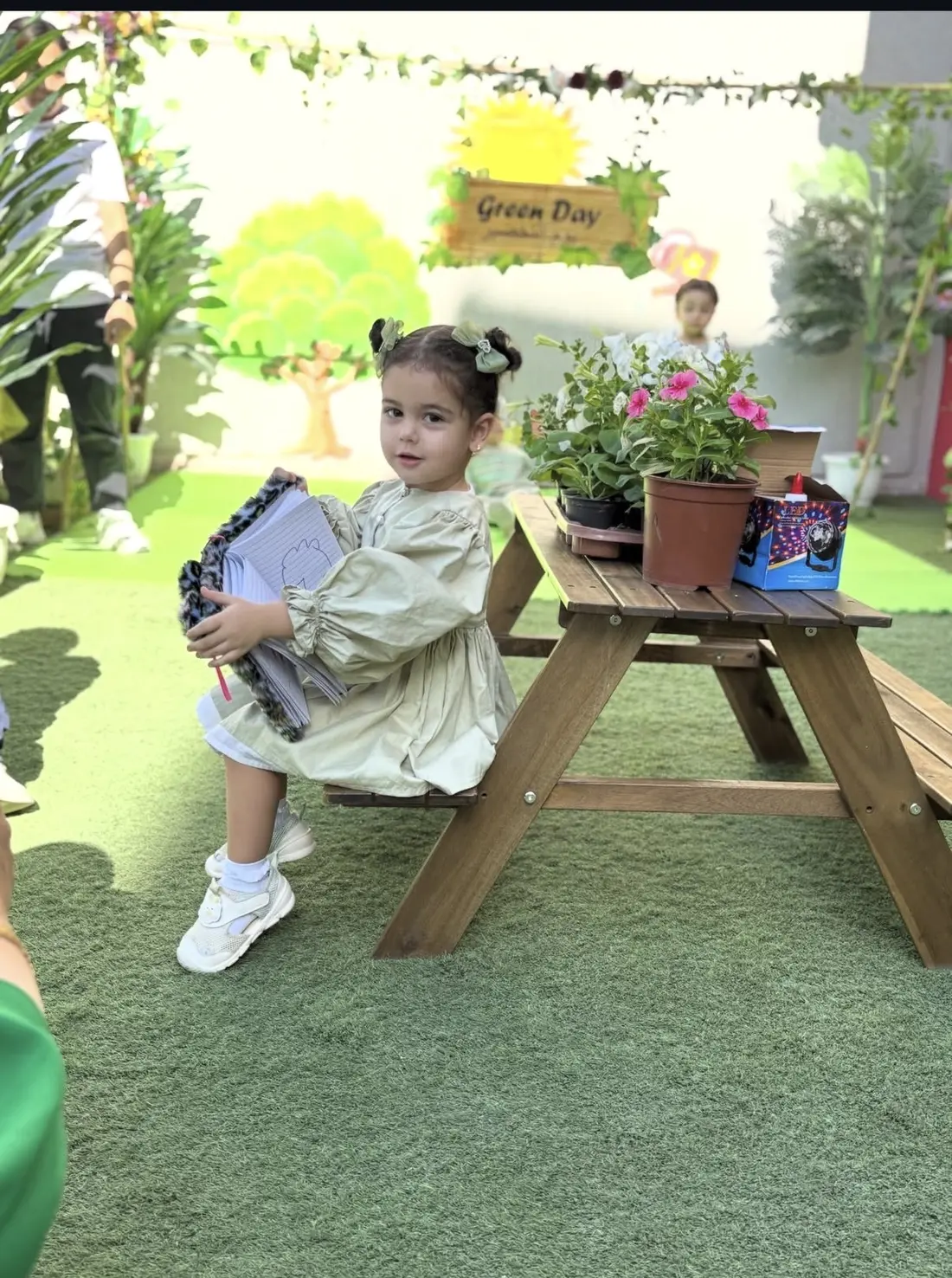 طفلة تستمتع بنشاط اليوم الأخضر في حضانة Green Branch